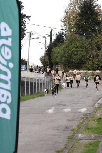 À son arrivée, Jérémy Mourréjeau, entouré par des amis et des proches, et des inconnus, venus l’accompagner dans son effort.