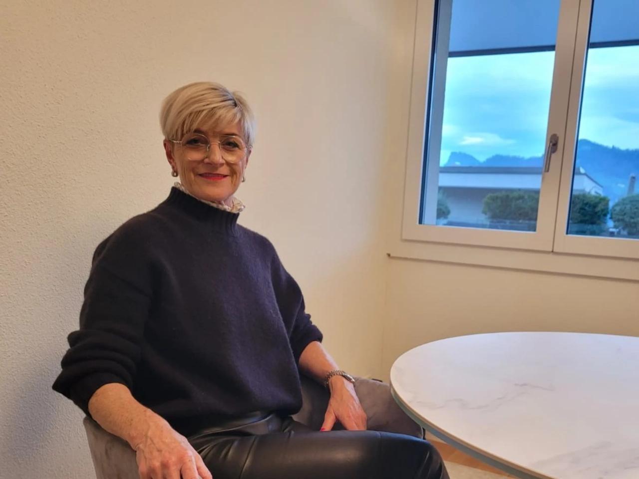 Monika Wicki dans son cabinet de soins à Hergiswil, dans le canton de Nidwald. Outre les athlètes de haut niveau, elle soigne également des hommes et femmes d'affaires et des musiciens professionnels. (SRF - Primus Ettlin) Monika Wicki dans son cabinet de soins à Hergiswil, dans le canton de Nidwald. Outre les athlètes de haut niveau, elle soigne également des hommes et femmes d'affaires et des musiciens professionnels. (SRF - Primus Ettlin)